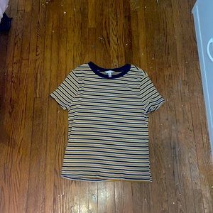The size is 2XG or XXL the color is white dark blue and mustard yellow